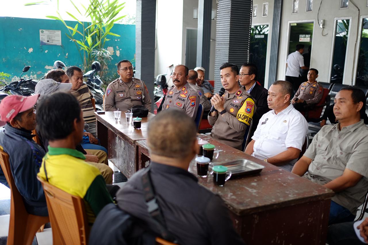 CARI JALAN TENGAH: Kapolsek Taman turun tangan mediasi warga Desa Kletek dengan BUMDes Tawangsari, Sidoarjo.