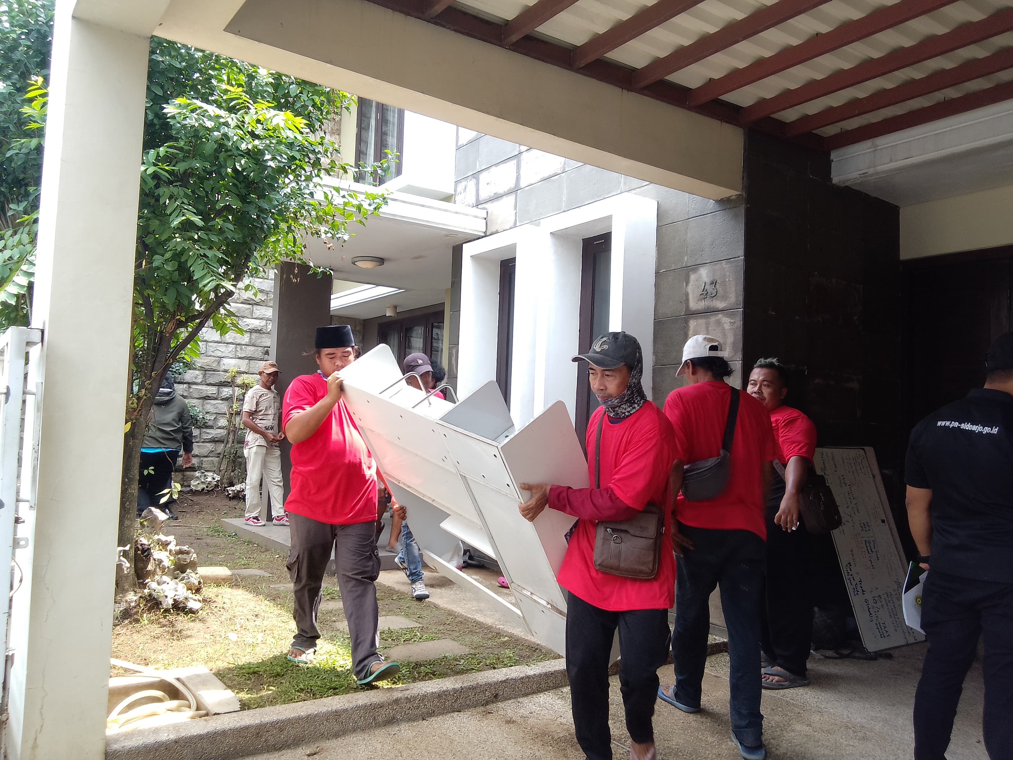 DIKOSONGKAN: Sebuah rumah di Perum Surya Jaya Gedangan, Sidoarjo, Kamis (4/12). (DIKY SANSIRI/RADAR SIDOARJO)