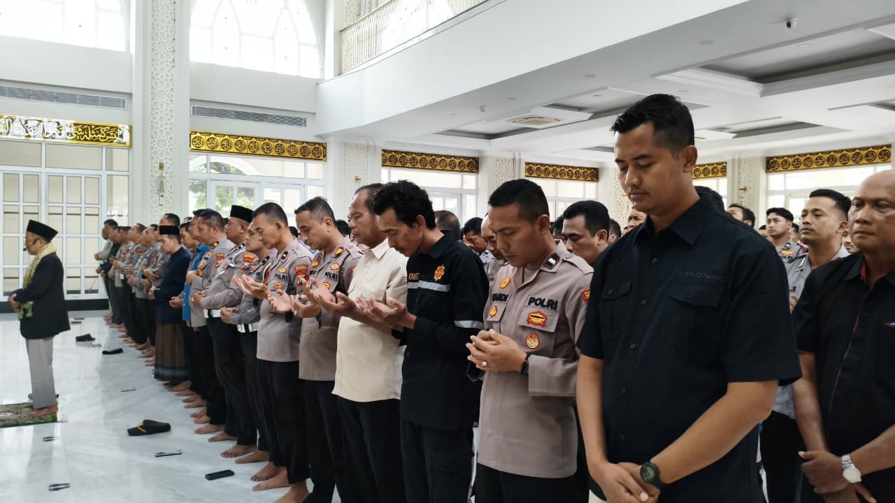 KHUSYUK: Anggota Polresta Sidoarjo gelar salat gaib untuk korban bencana alam di Aceh dan Sumatera.  &nbsp;