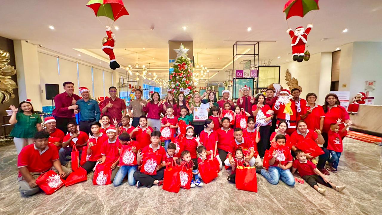 KOMPAK: Menyambut musim liburan, Swiss-Belinn Airport Surabaya menggelar Christmas Tree Lighting Ceremony yang berlangsung hangat dan penuh kebersamaan