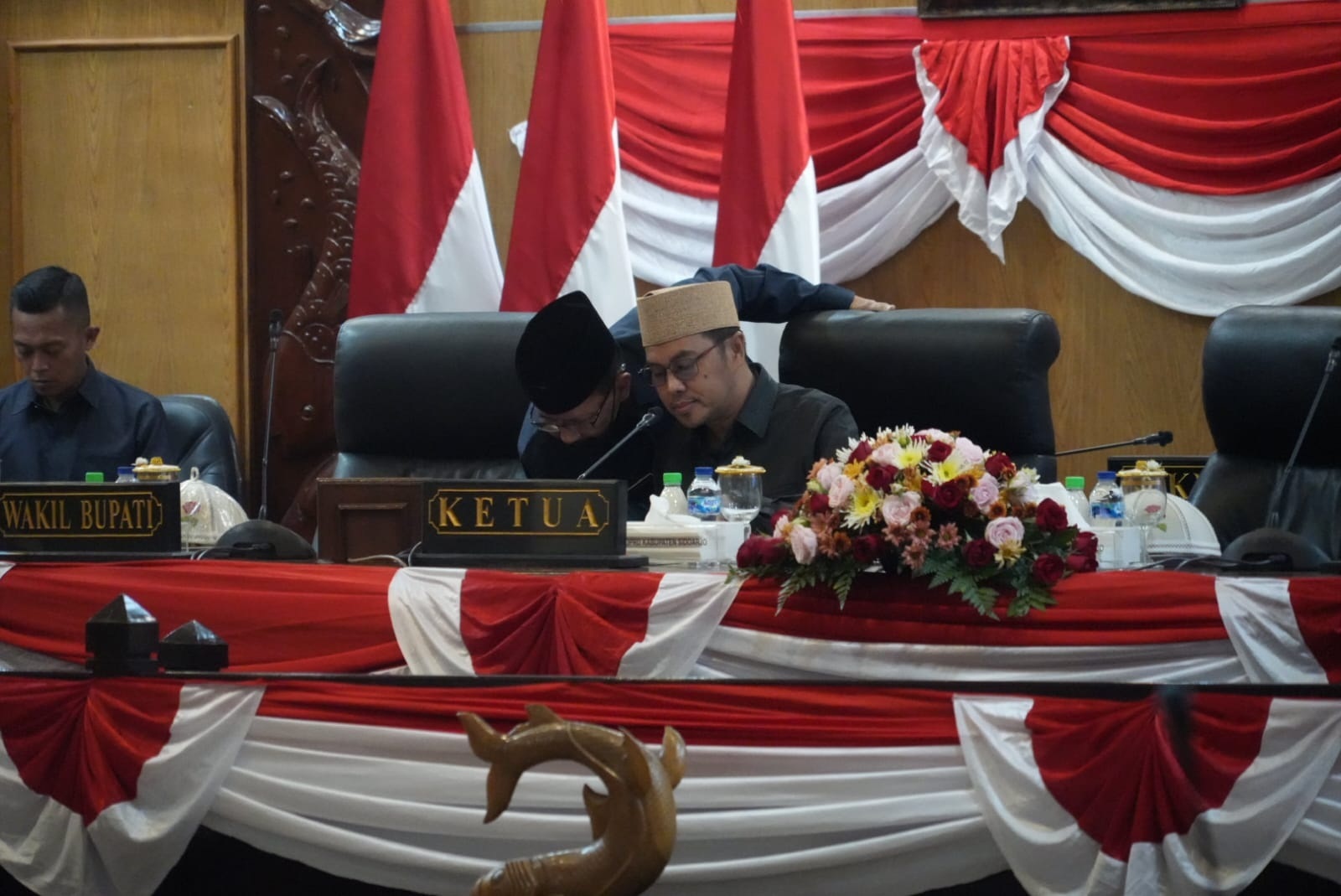 KERJA KERAS: Ketua DPRD Sidoarjo Abdillah Nasih saat kegiatan paripurna di DPRD Sidoarjo.