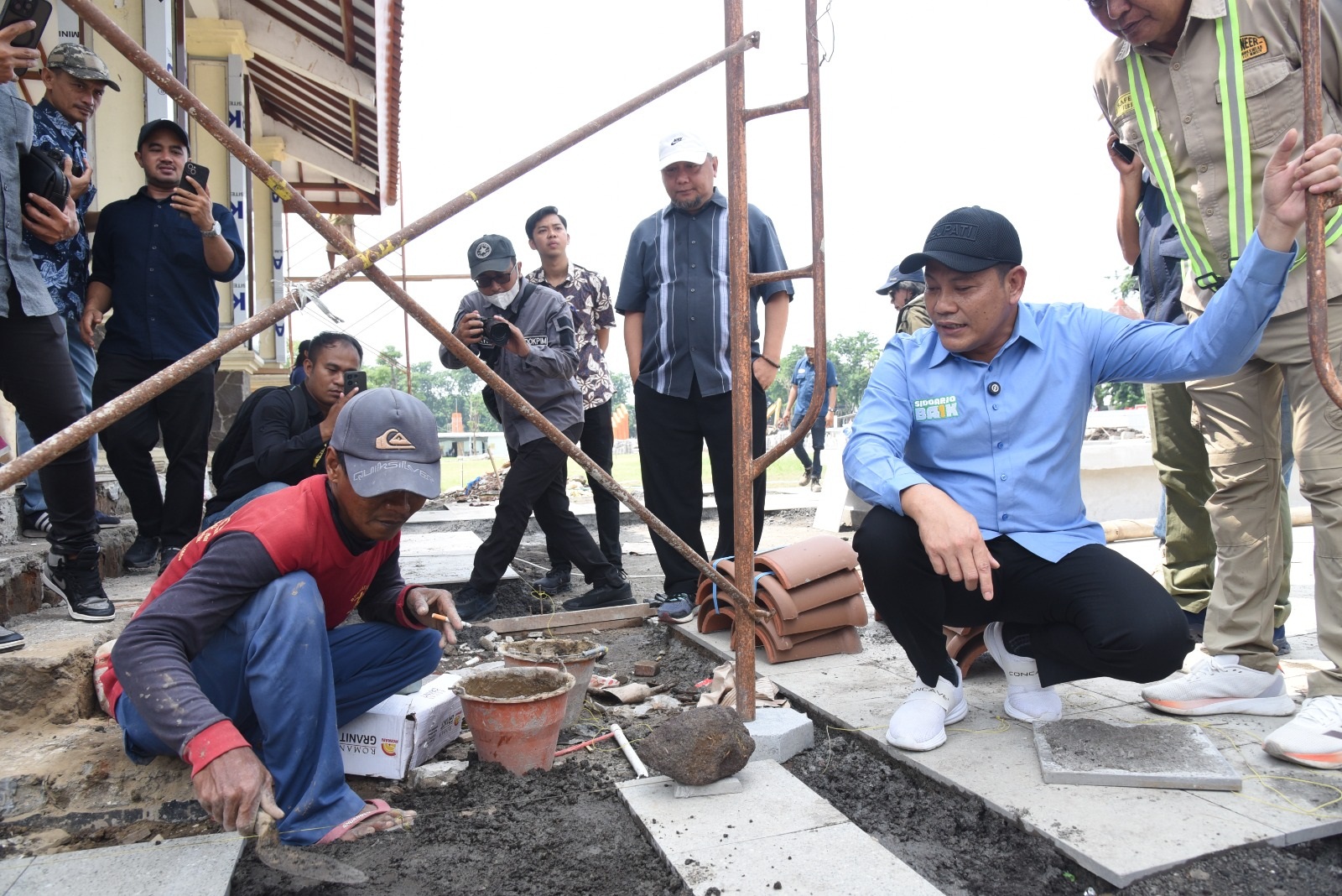 TEGAS: Bupati Sidoarjo Subandi, saat melakukan inspeksi mendadak progres revitalisasi Alun-alun Sidoarjo, Jumat (5/12).