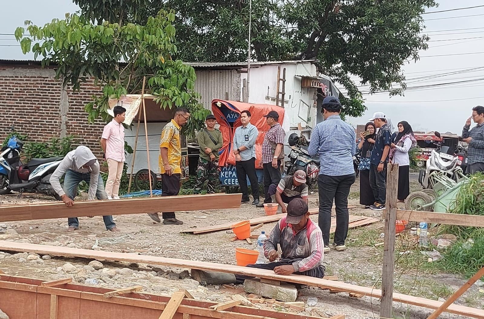 MONITORING: Tim dari Kemenkeu melakukan kunjungan di Tawangsari, Taman.