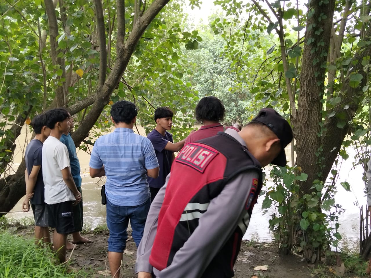 HILANG: Petugas gabungan sedang mencari keberadaan korban di Kalimas, Sidomulyo, Krian, Sabtu (6/12).