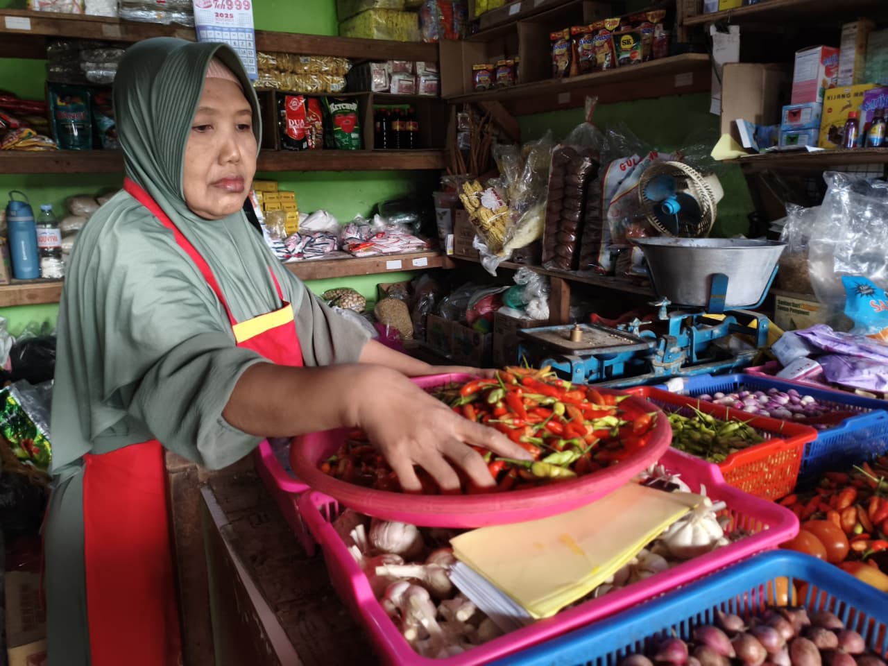 MELONJAK: Pedagang cabai di Pasar Porong, Sidoarjo. (DIKY SANSIRI/RADAR SIDOARJO)