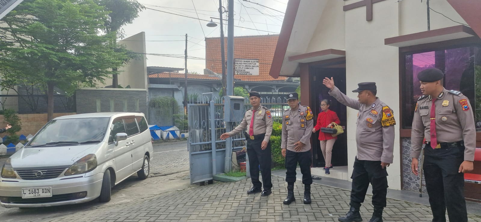 KOORDINASI: Polisi bersama pengurus Gereja Salib Suci Tropodo memperkuat keamanan jelang Nataru.