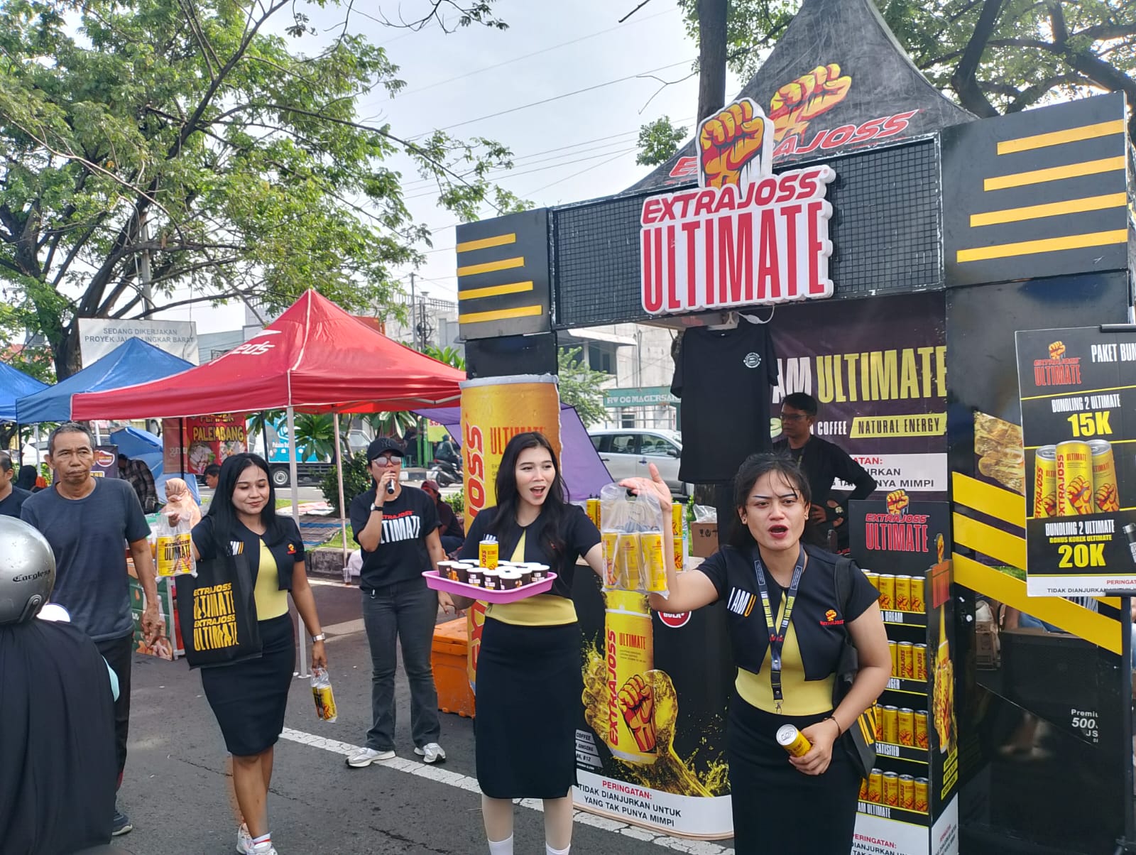 ENERGI BARU: Tim Extra Joss Ultimate menyapa pengunjung Car Free Day (CFD) di Jalan Ponti, Sidoarjo, Minggu (7/12). Berbagai aktivitas dan promo menarik membuat suasana CFD semakin semarak.