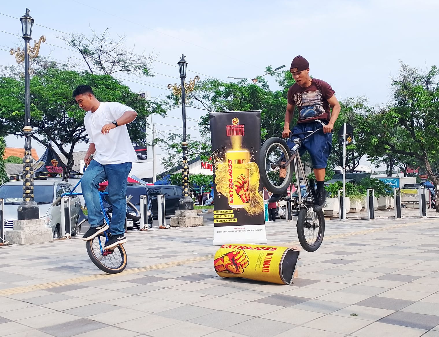 ATRAKTIF: Komunitas Sidoarjo Tanarata BMX, atraksi lompatan dan trik sepeda membuat suasana CFD semakin hidup dan penuh adrenalin.(IST/RADAR SIDOARJO)