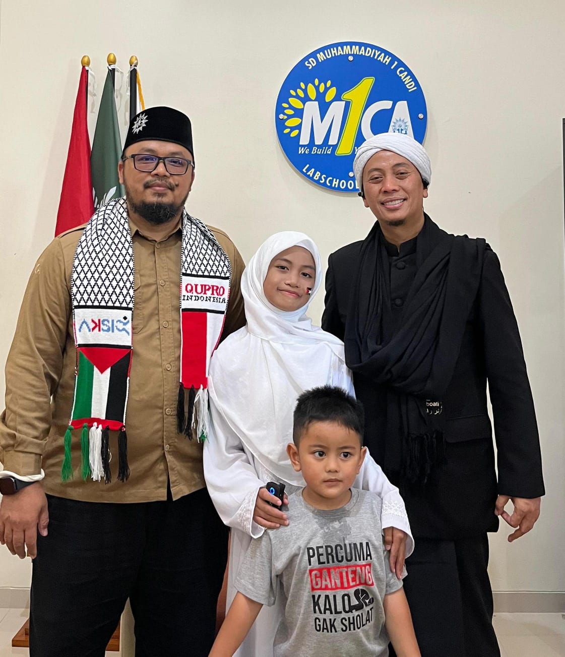FOTO BERSAMA: kepala SD Muhammadiyah 1 Candi SD MICA Pristiandi Teguh Cahya bersama Opick sesuai kegiatan  MICA Fest 8 tahun. (ANAS/RADAR SIDOARJO)