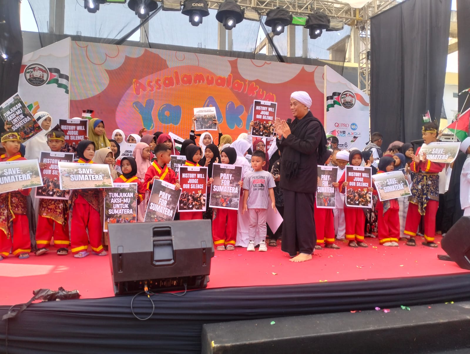LANCAR: Artis  Opick saat menyanyi lagu bersama siswa SD Muhammadiyah 1 Candi (SD MICA) dalam aksi konser amal. (ANAS/RADAR SIDOARJO)