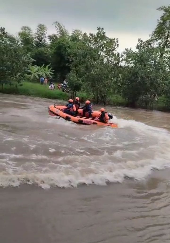 PENCARIAN: Petugas sedang melakukan manuver menggunakan perahu karet di Sidomulyo, Krian, Sidoarjo, Minggu (7/12).