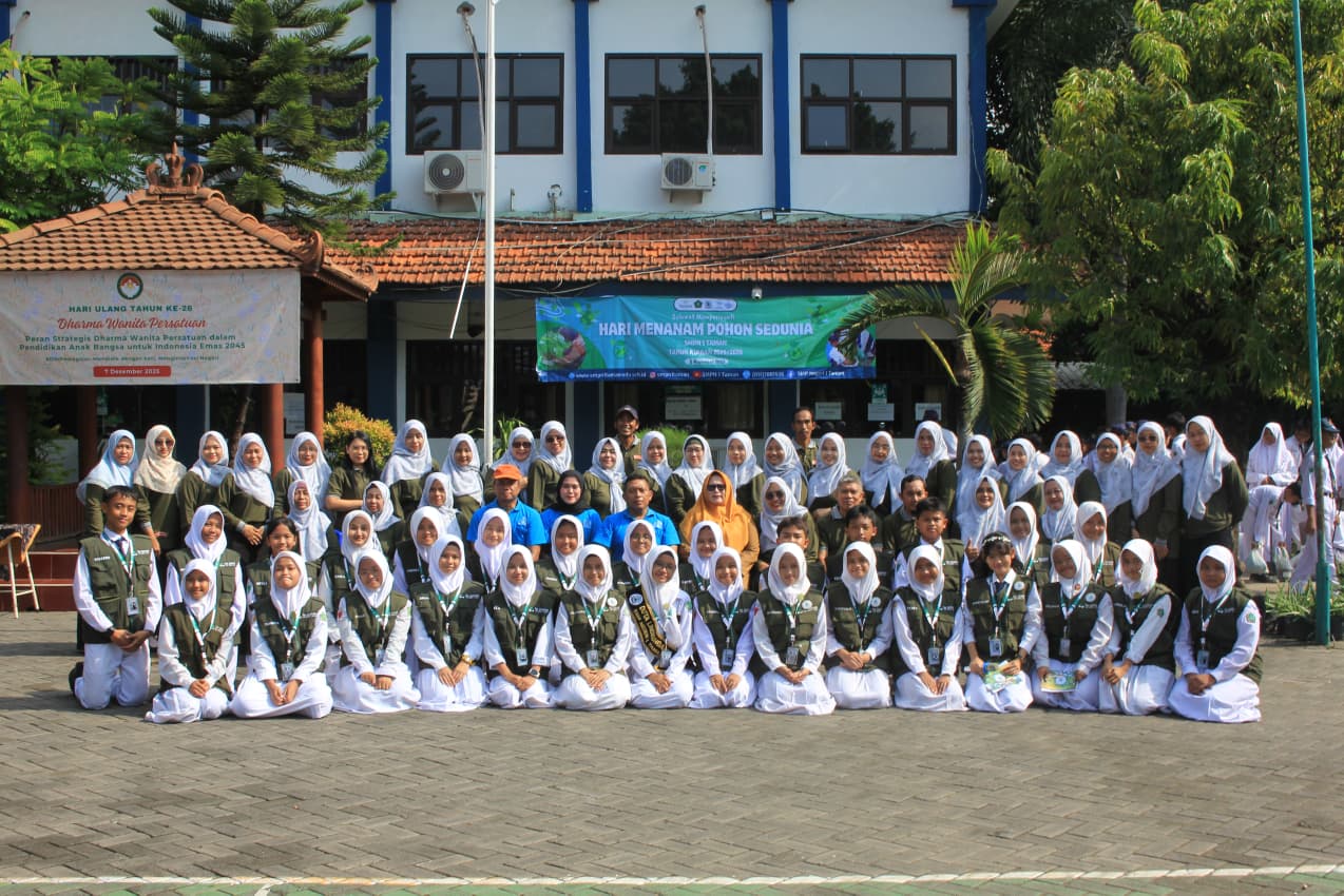 KOMPAK: Kepala SMPN 1 Taman Dra. Masroh Hidajati, M.Pd, Ketua Komite Koestiarsono dan jajarannya bersama siswa mempringati penanaman pohon sedunia. (ANAS/RADAR SIDOARJO)