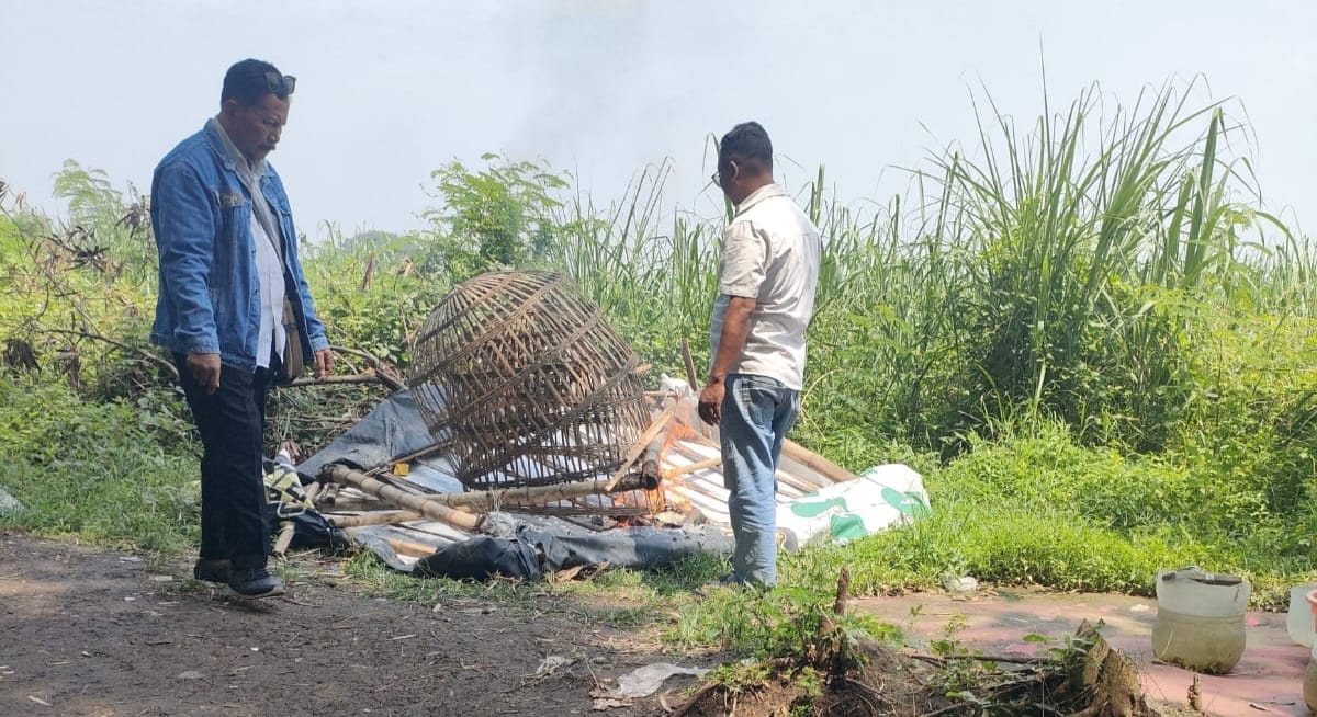 MERESAHKAN: Polisi membakar arena judi sabung ayam di Jatikalang, Prambon, Sidoarjo.
