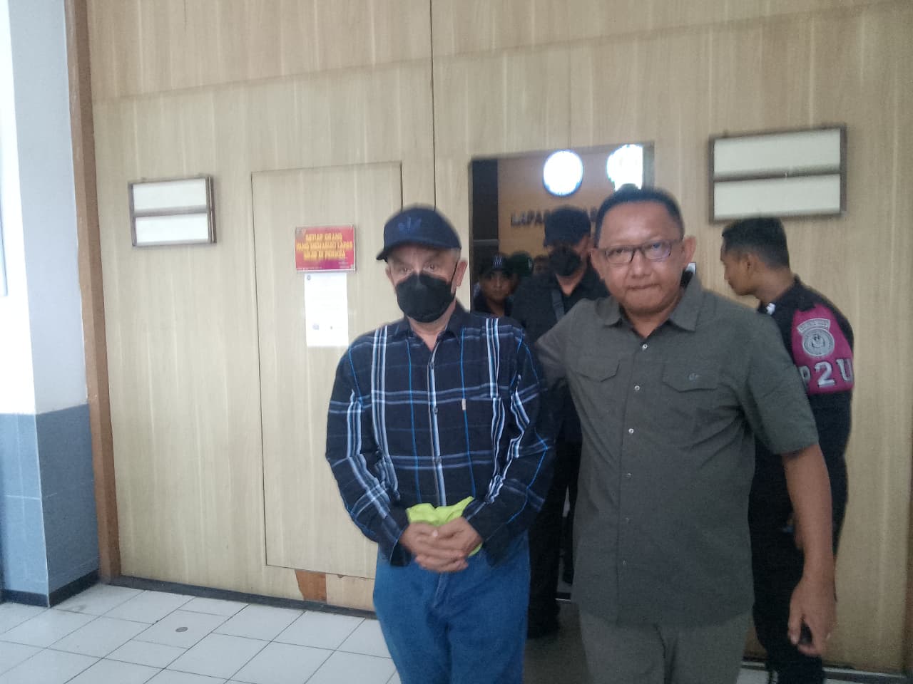 DIPULANGKAN: Ali Tokman (kiri) terpidana kasus narkotika diantar Kalapas Kelas I Surabaya, Sohibur Rachman menuju Bandara Juanda, Minggu (7/12). (DIKY SANSIRI/RADAR SIDOARJO)