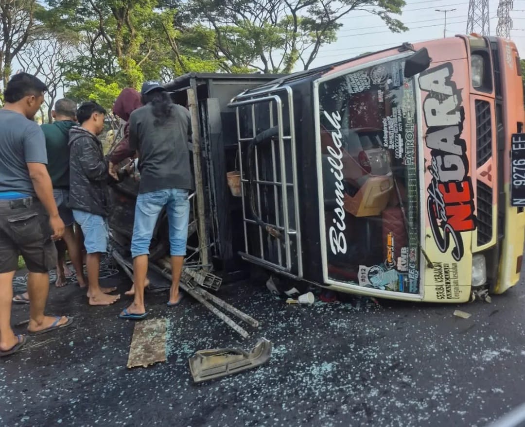 EVAKUASI: Kondisi pikap terguling usia kecelakaan di Exit Tol Waru. (SURYANTO/RADAR SIDOARJO)