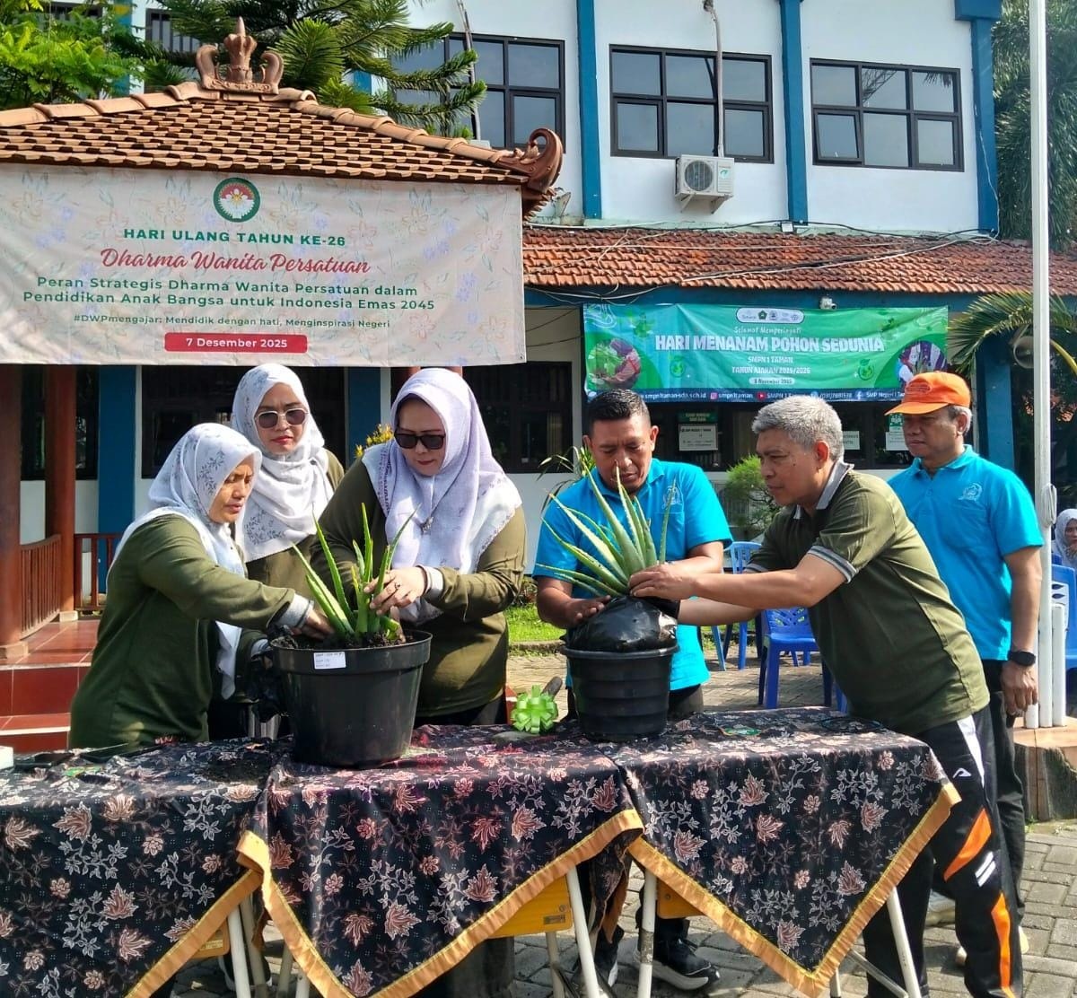 KOMPAK: Kepala SMPN 1 Taman, Dra. Masroh Hidajati, M.Pd, (tiga dari kiri) didampingi dewan guru bersama Ketua Komite, Koestiarsono (tiga dari kanan). (ANAS/RADAR SIDOARJO)