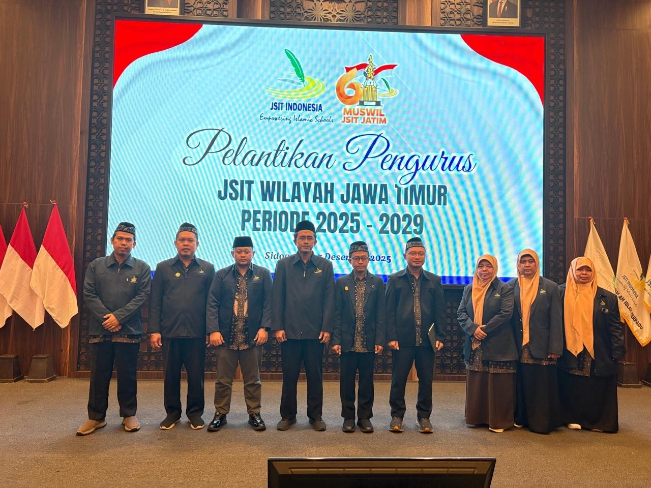 PELANTIKAN: Anton Timur, M.Pd, Moch. Edris Effendi (tengah), dan jajaran Pengurus JSIT Indonesia wilayah Jawa Timur Periode 2025-2029. (ANAS/RADAR SIDOARJO)