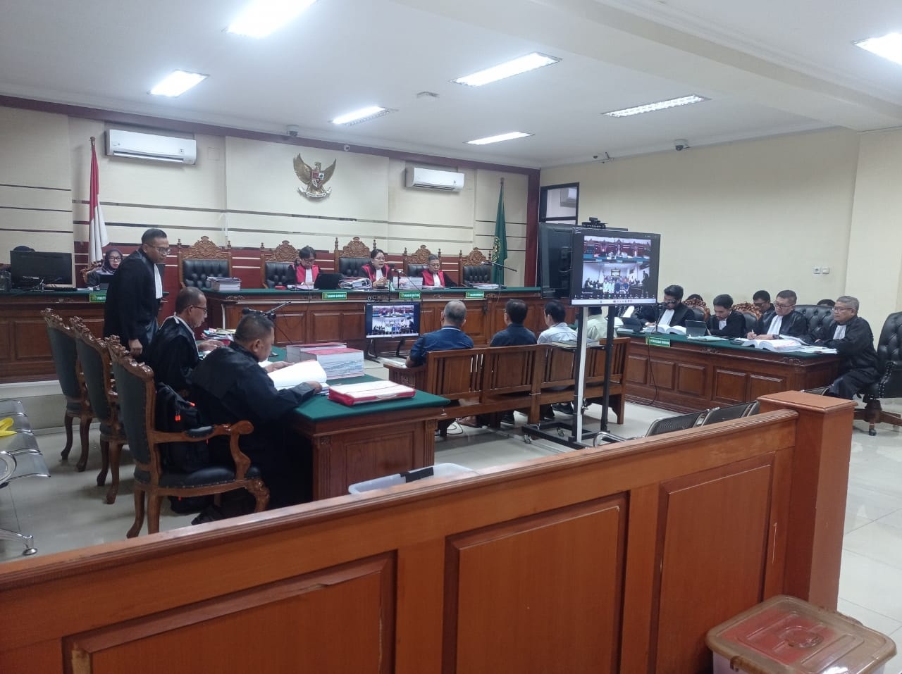 SAKSI: Persidangan kasus dugaan korupsi pengelolaan Rusunawa Tambaksawah. (SURYANTO/RADAR SIDOARJO)