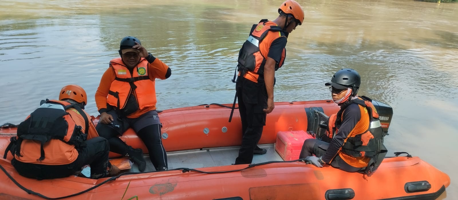 BUTUH WAKTU: Proses pencarian korban tenggelam di Sungai Brantas, Dusun Jerebeng, Desa Sidomulyo, Krian.
