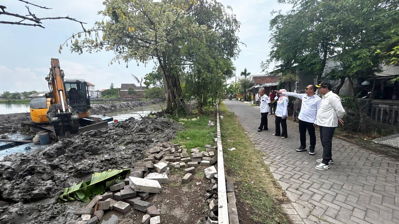 TERJUN LANGSUNG: Bupati Sidoarjo Subandi (kanan) melihat proses normalisasi untuk mencegah meluapnya air.