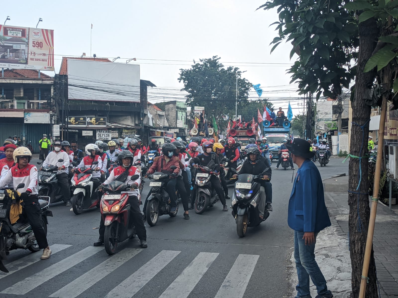 ASPIRASI: Buruh saat demo melintasi Jalan Raya Gedangan beberapa waktu lalu. (DIKY SANSIRI/RADAR SIDOARJO)