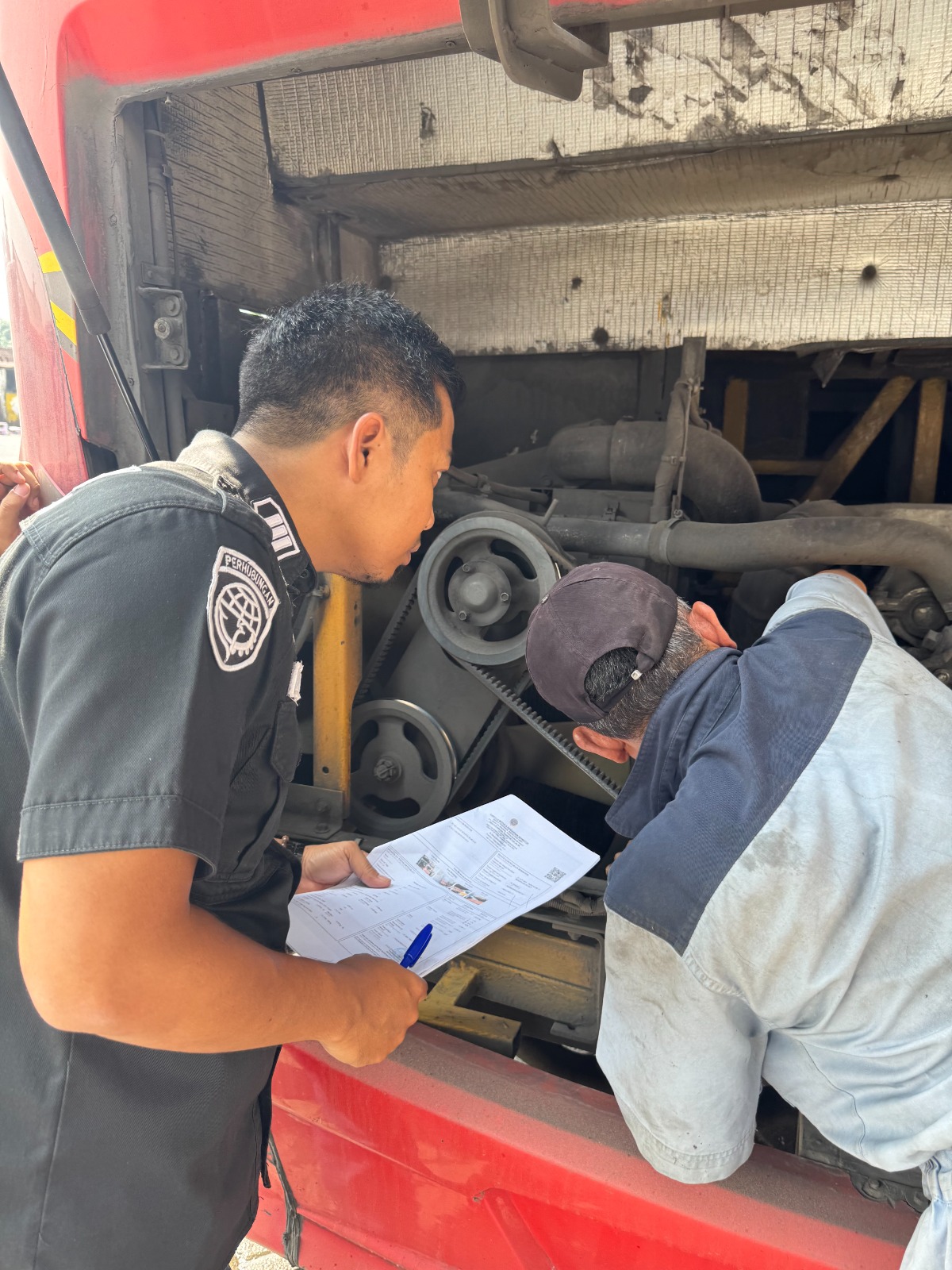 KETAT: Petugas sedang melakukan ramp check bus di Sidoarjo.