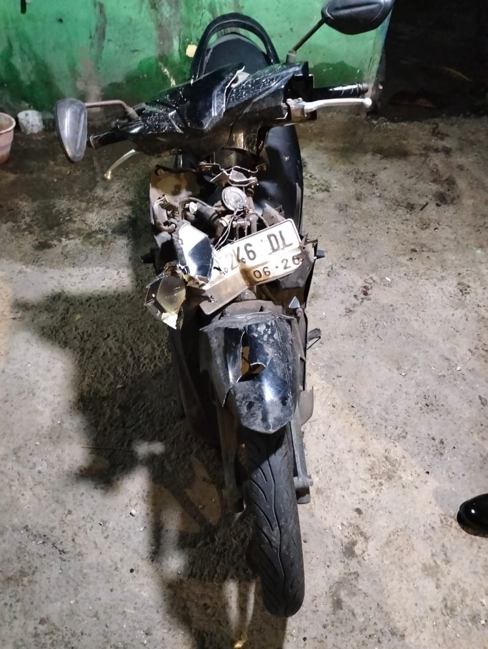 RUSAK: Motor yang terlibat kecelakaan di Jalan Ponokawan, Krian.