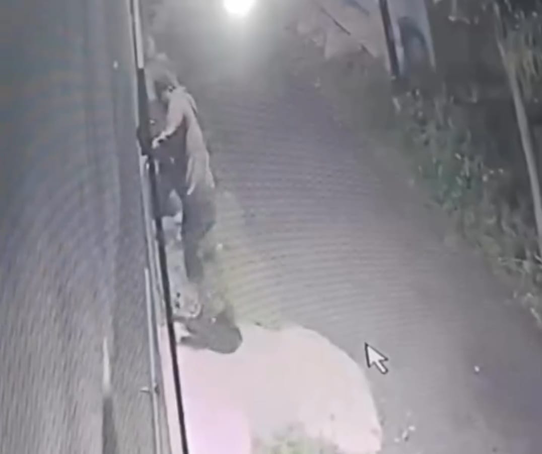TEPERGOK: Terduga pencurian terekam CCTV di kos-kosan Desa Damarsi, Buduran.