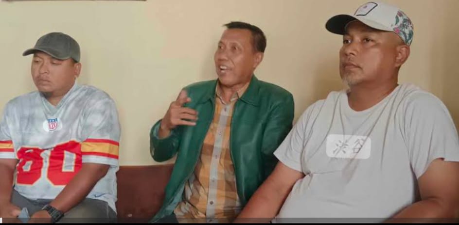 Ketua PSSI Sidoarjo Puji Daryo (tengah).