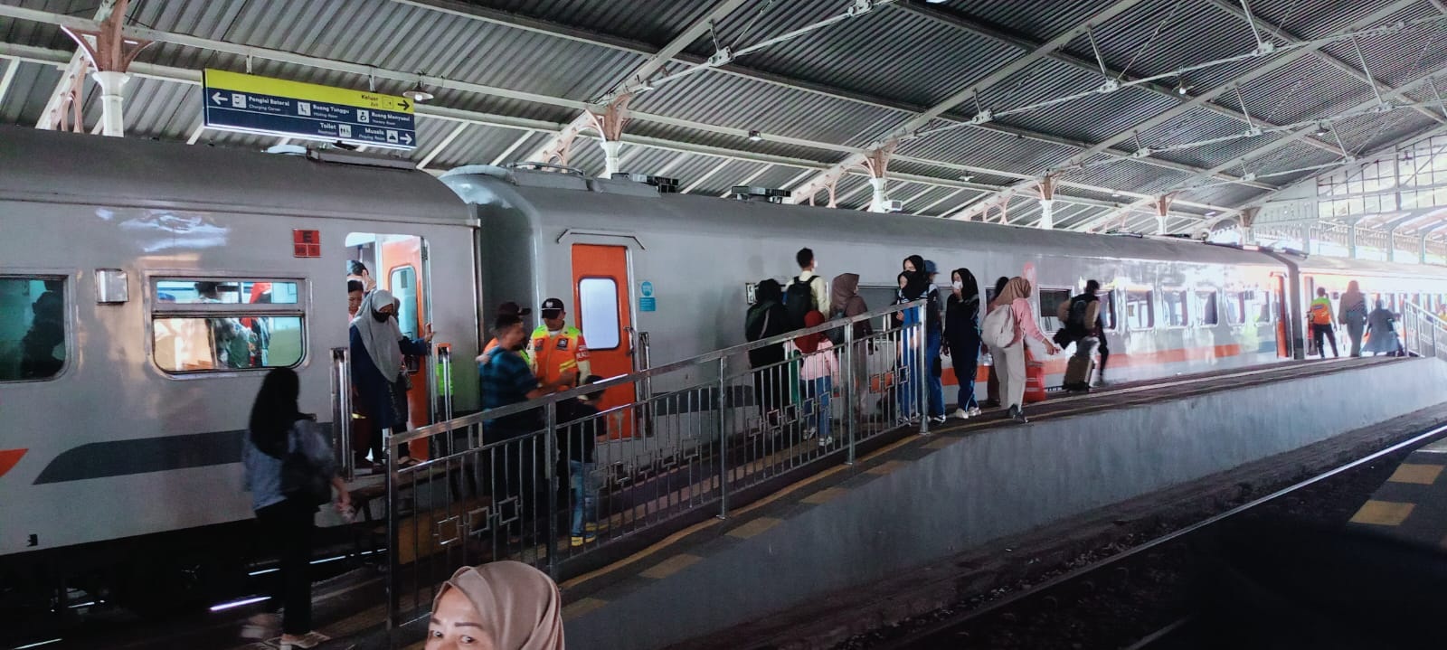 RAMAI: Lonjakan penumpang di Stasiun Sidoarjo diperkirakan akan meningkat saat libur Nataru. (DIKY SANSIRI/RADAR SIDOARJO)