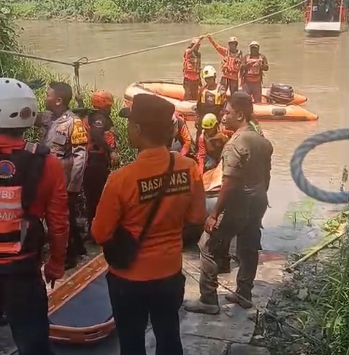 MUSIBAH: Korban tenggelam telah ditemukan dalam proses evakuasi oleh petugas, Rabu (10/12).