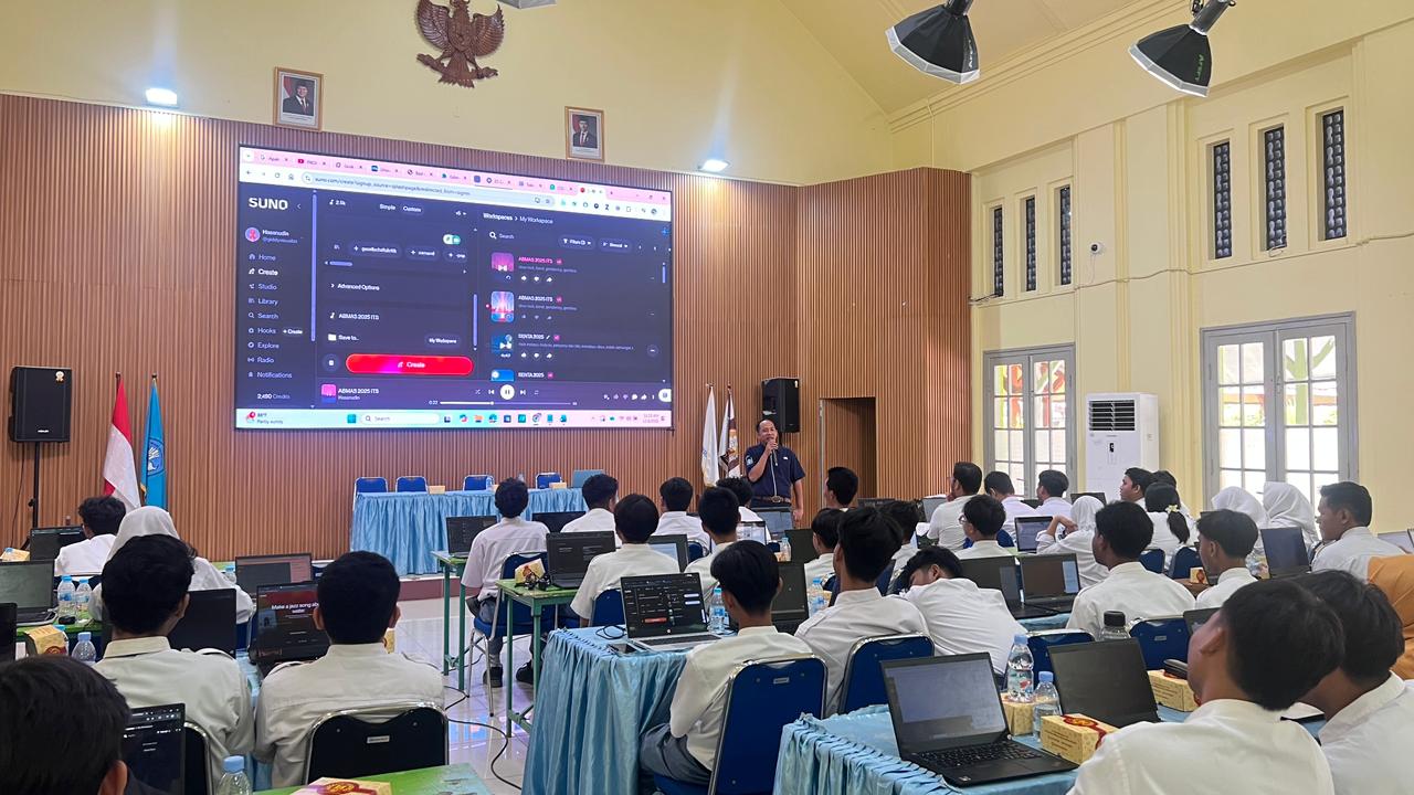 BERMANFAT: Dr. Ir. Hasanudin,S.T.,M.T. memberikan materi penggunaan AI.