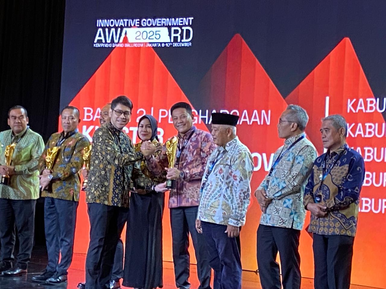 APRESIASI: Penghargaan IGA 2025 diserahkan langsung oleh Wakil Menteri Dalam Negeri, Komjen (Purn) Akhmad Wiyagus, kepada Bupati Sidoarjo Subandi, dalam acara yang digelar di Grand Ballroom Kempinski.