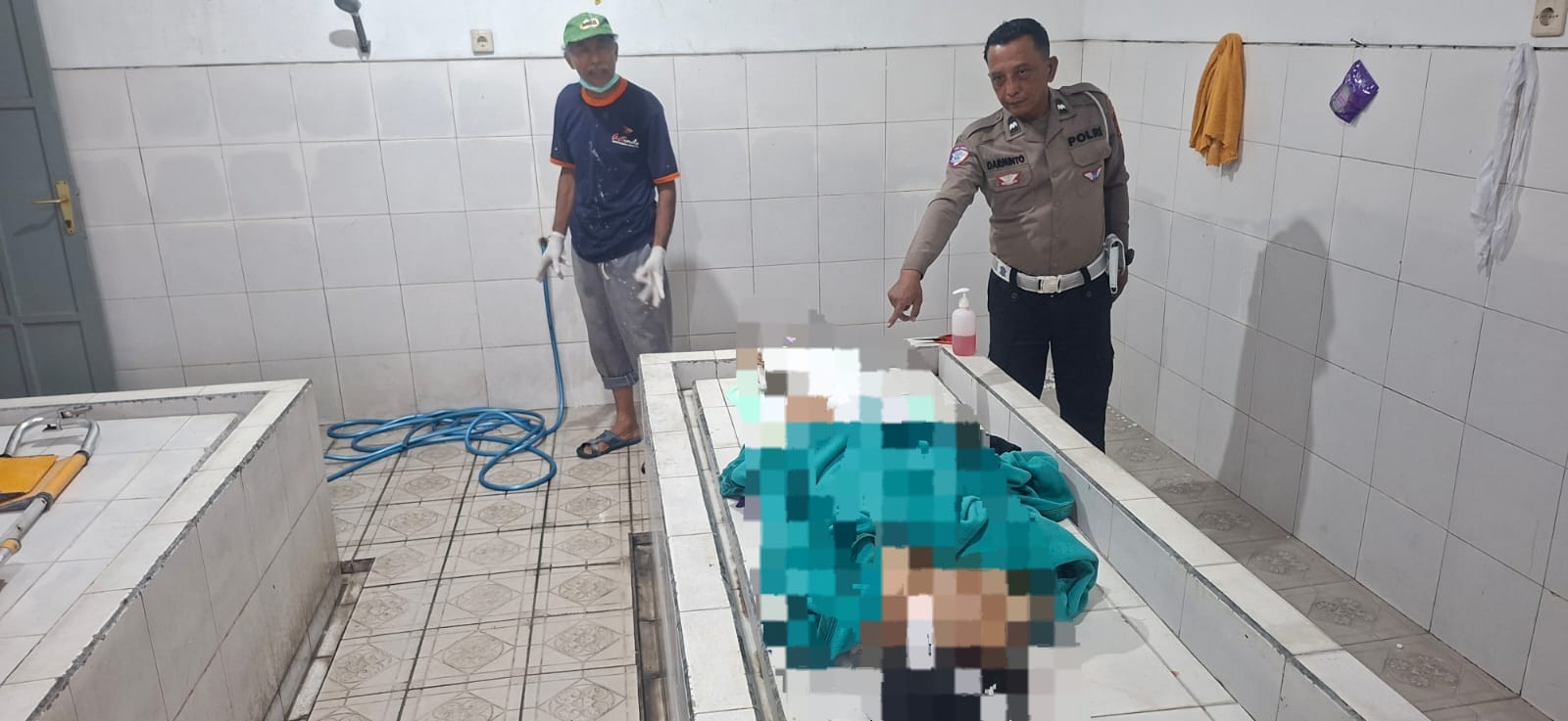 KORBAN: Jenazah Dini Setyawan saat di rumah sakit Anwar Medika.