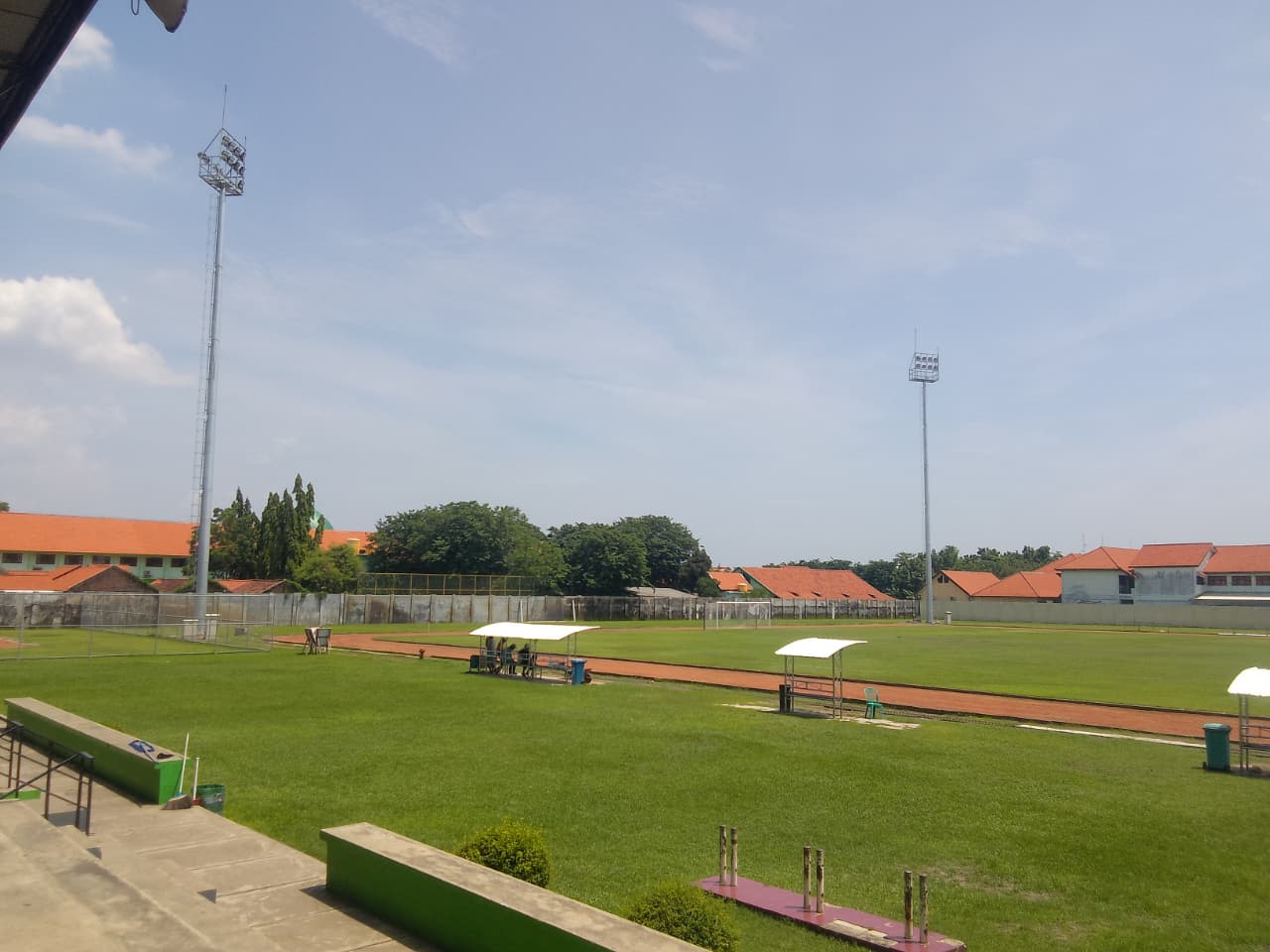 TERANG: Lampu Stadion Jenggolo Sidoarjo yang telah direhab. (DIKY SANSIRI/RADAR SIDOARJO)