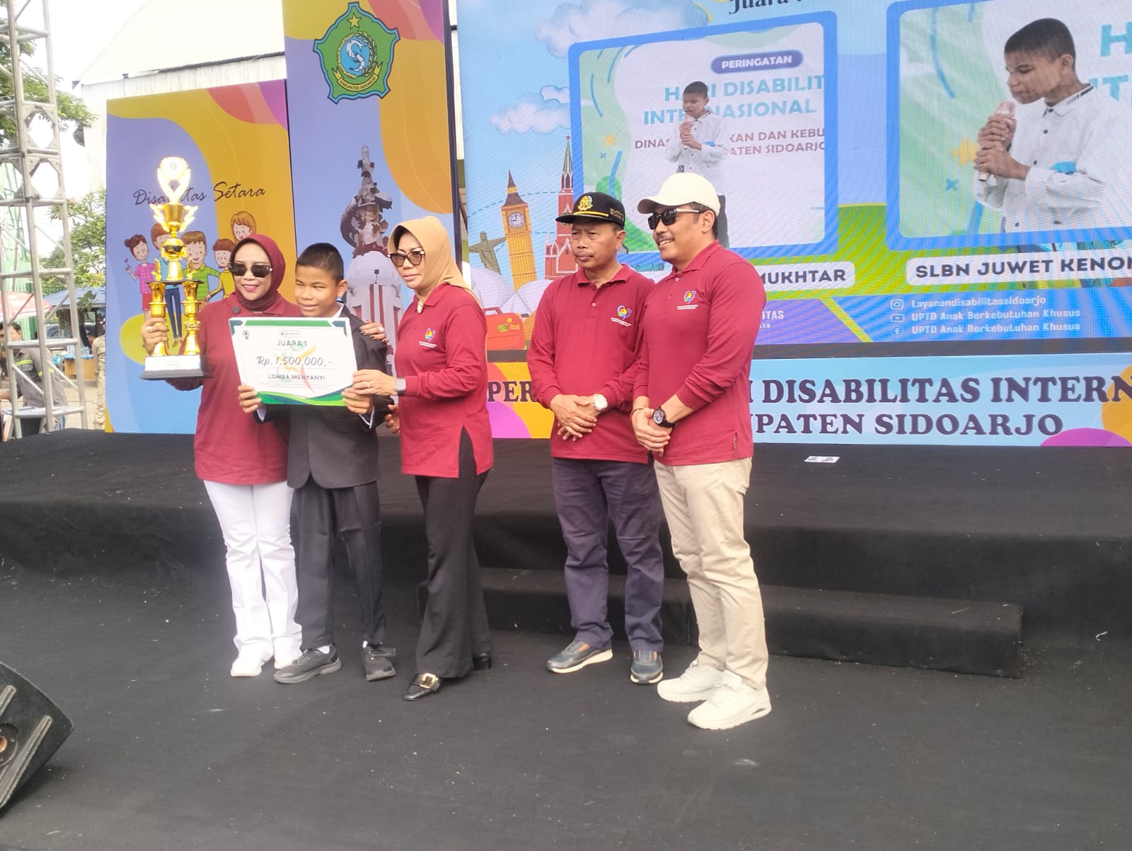 HEBAT: Salah satu siswa SLB Juwet Kenongo menerima penghargaan yang diberi langsung oleh Wabup Sidoarjo Mimik Idayana, Rabu (10/12). (ANAS/RADAR SIDOARJO)