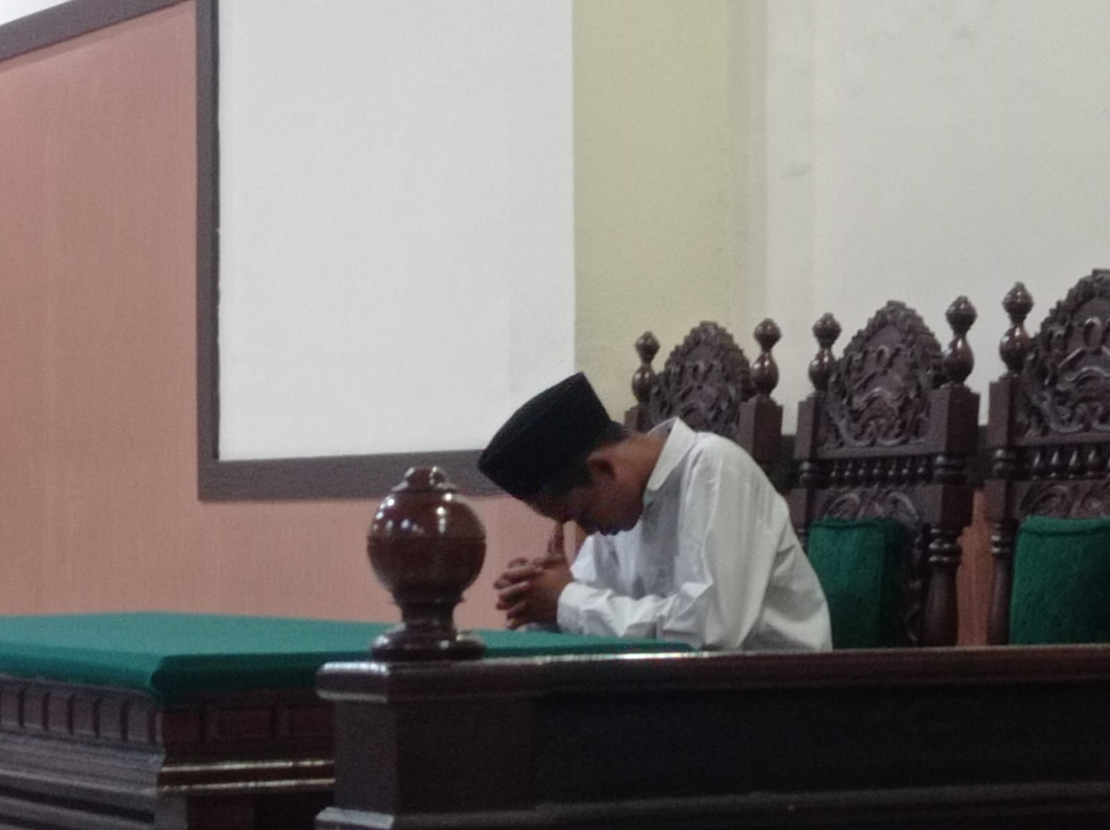 MENYESAL: Imam Ghozali saat menjalani persidangan di PN Sidoarjo. (SURYANTO/RADAR SIDOARJO)
