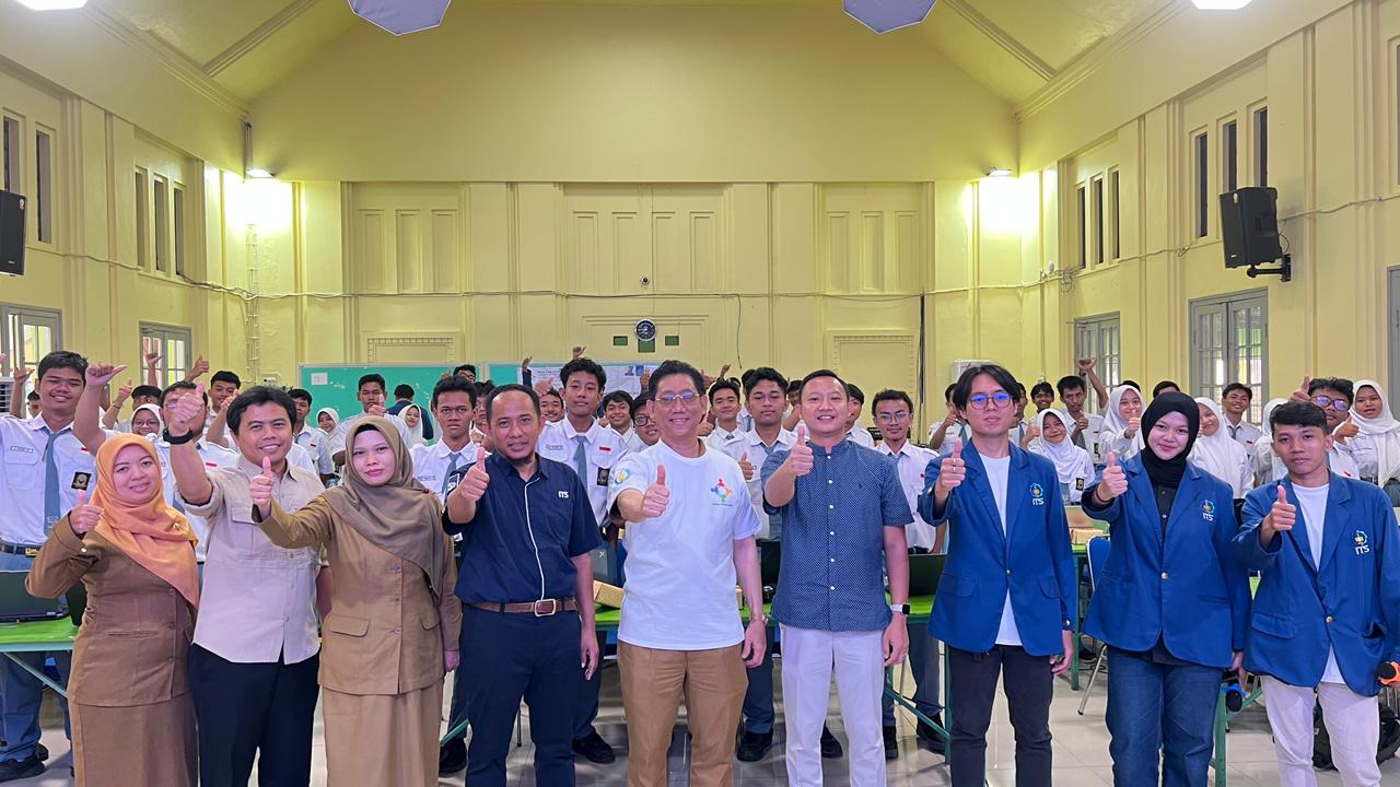 KOMPAK: Siswa-siswi peserta pelatihan dan jajaran guru, Kepala SMKN 2 Surabaya Dr. Danu Lukmantoro, S.Kom.,M.M, Kepala Lab Desain Kapal Ir. Ardi Nugroho Yulianto, S.T., M.T, Ph.D.