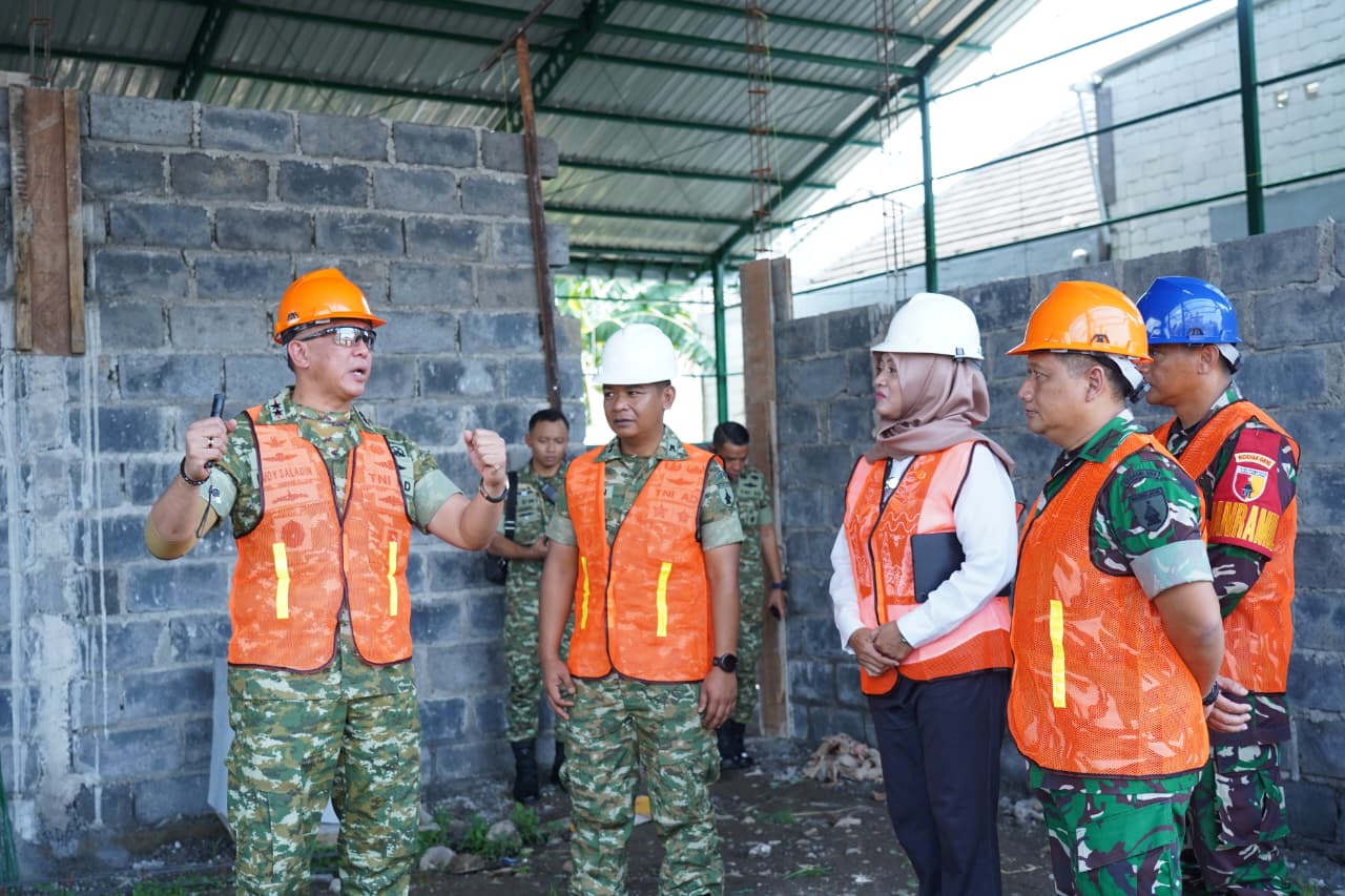 PROGRAM: Pangdam V/Brawijaya Mayjend TNI Rudi Saladin (kiri) saat meninjau pembangunan Koperasi Merah Putih di Desa Bangah, Gedangan.