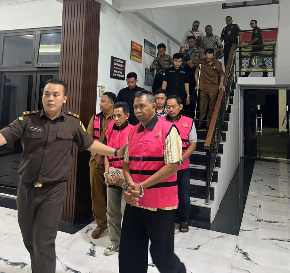 DITAHAN: Sejumlah tersangka kasus korupsi Desa Entalsewu saat diamankan di kantor Kejari Sidoarjo.