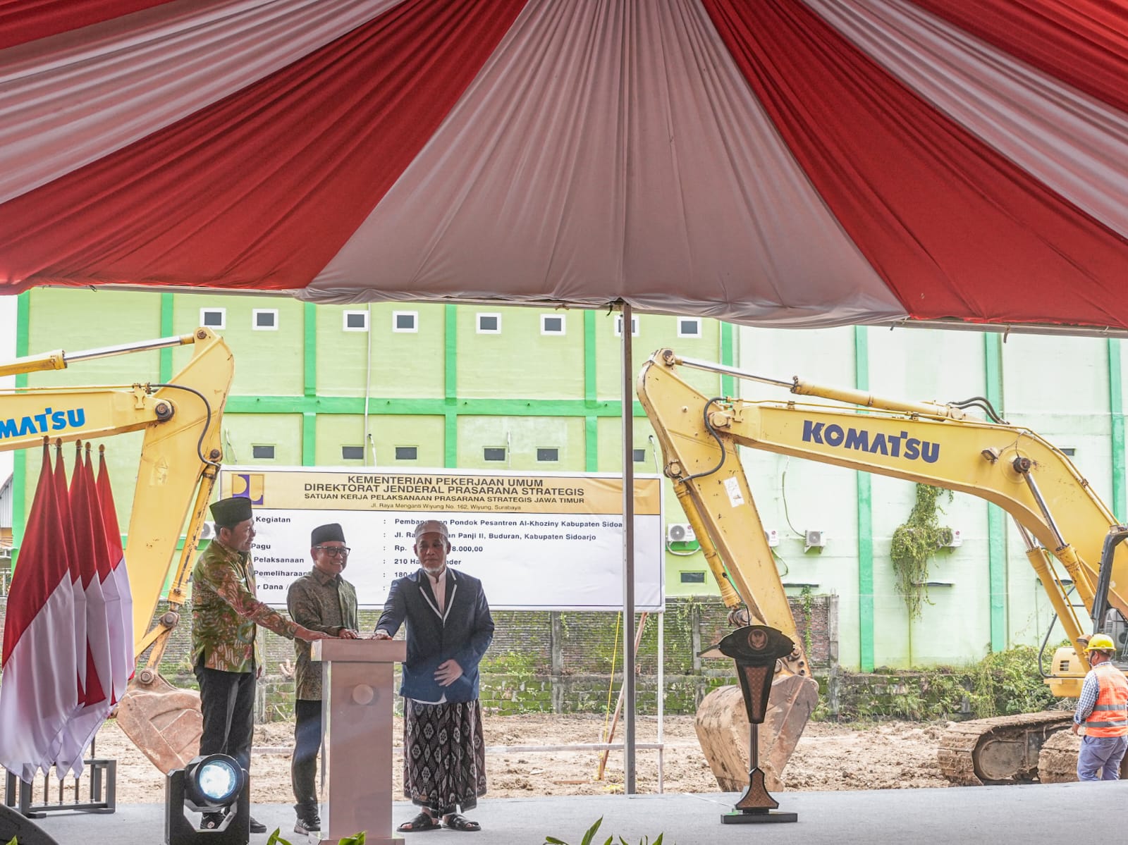 SINERGIS: Menko PM Abdul Muhaimin Iskandar, Bupati Sidoarjo Subandi, serta pengasuh pondok pesantren menekan tombol sebagai tanda dimulainya pembangunan ulang Ponpes Al Khoziny. (DIKY SANSIRI/RADAR SI