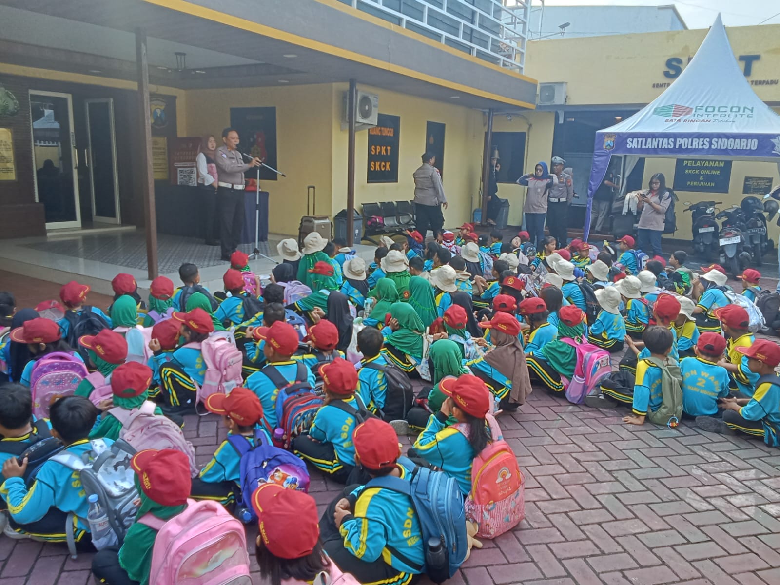 SEMANGAT: Sejumlah pelajar saat mendapat edukasi di Mapolsek Waru, Sidoarjo.