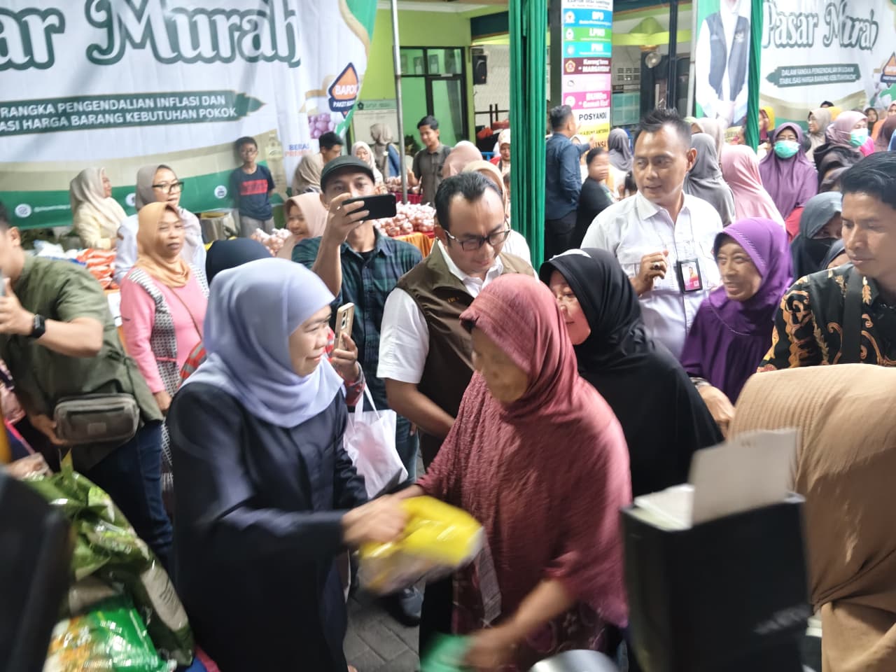 STABIL: Gubernur Jatim Khofifah saat menggelar Pasar Murah di Sawotratap, Gedangan, Sidoarjo, Rabu (10/12) sore. (DIKY SANSIRI/RADAR SIDOARJO)