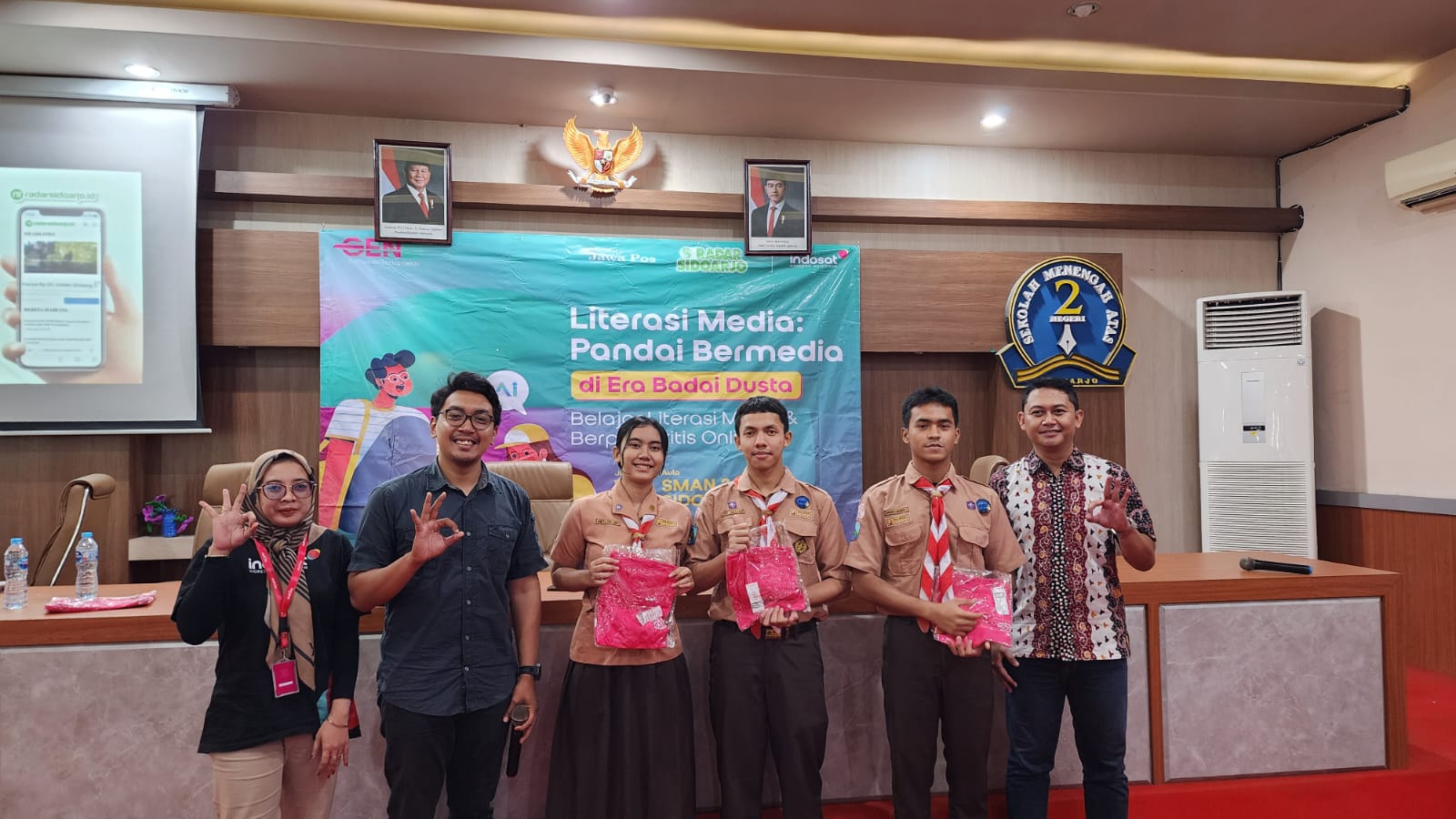 SINERGIS: Kolaborasi antara Indosat Ooredoo Hutchison (IOH) dan Radar Sidoarjo dengan menggelar Workshop Literasi Digital di SMA Negeri 2 Sidoarjo