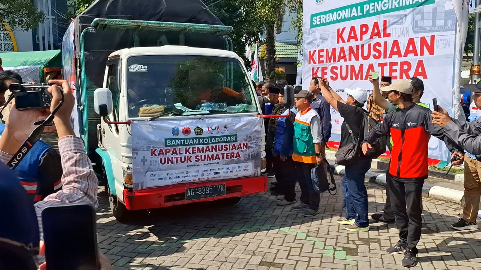 PEDULI: Aksi kemanusiaan digalang oleh 33 Lembaga Amil Zakat (LAZ) diberangkatkan ke Sumatera dan Aceh, Jumat (12/12).
