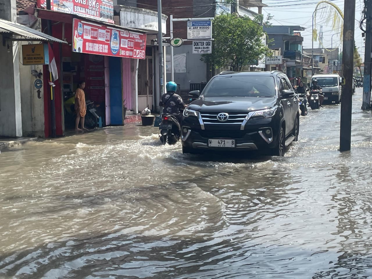 BELUM SURUT: Genangan air masih menggenangi wilayah Sidoarjo Kota. (DIKY SANSIRI/RADAR SIDOARJO)