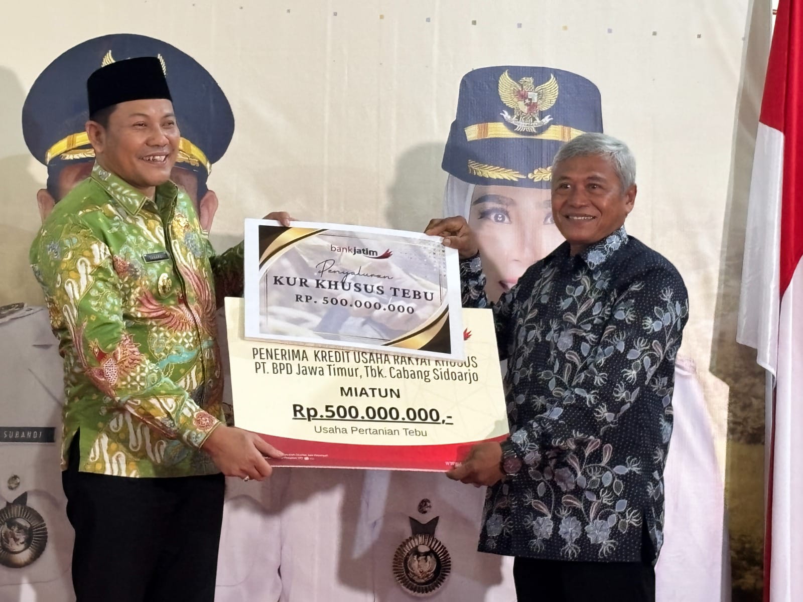MEMPERMUDAH: Bupati Sidoarjo Subandi (kiri) memberikan KUR khusus kepada petani tebu.