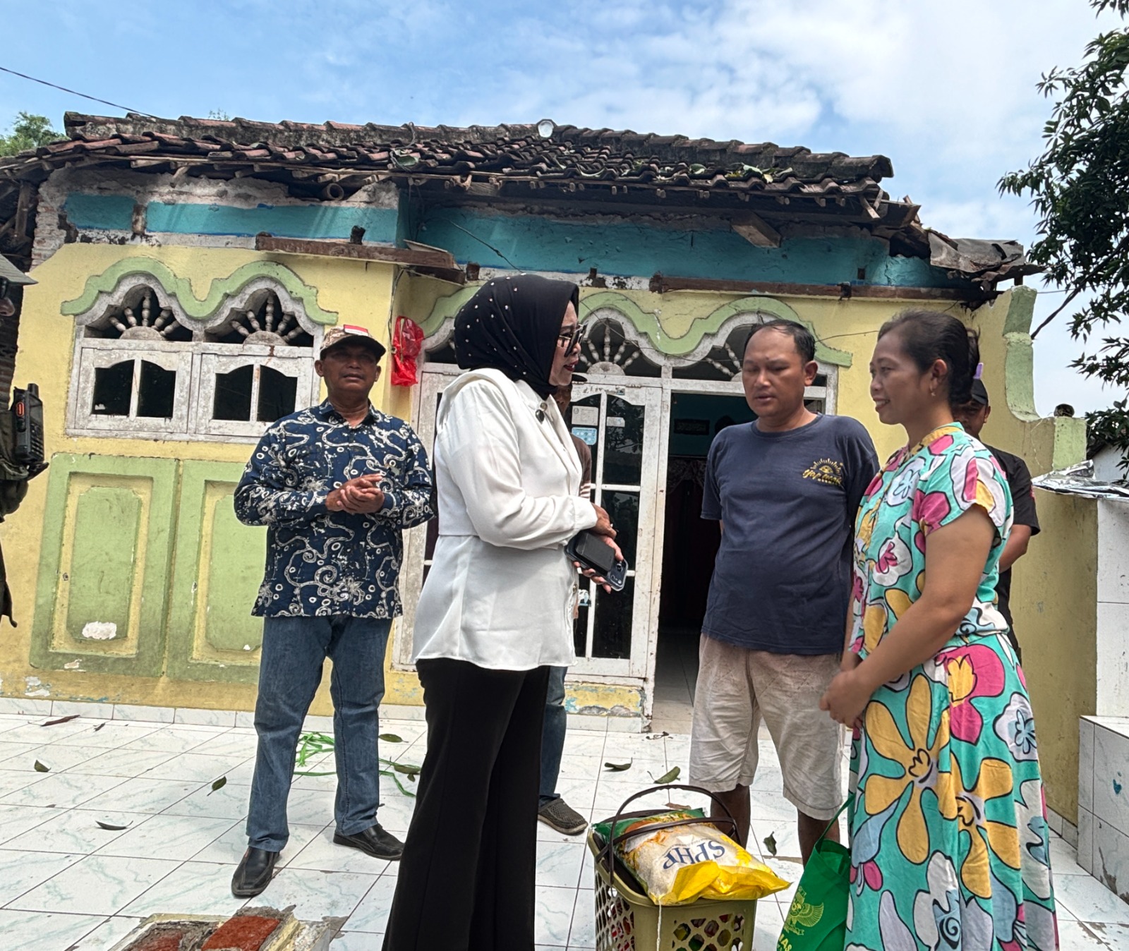 PENANGANAN: Wakil Bupati Sidoarjo Mimik Idayana meninjau rumah warga Desa Kedungsugo, Kecamatan Prambon.
