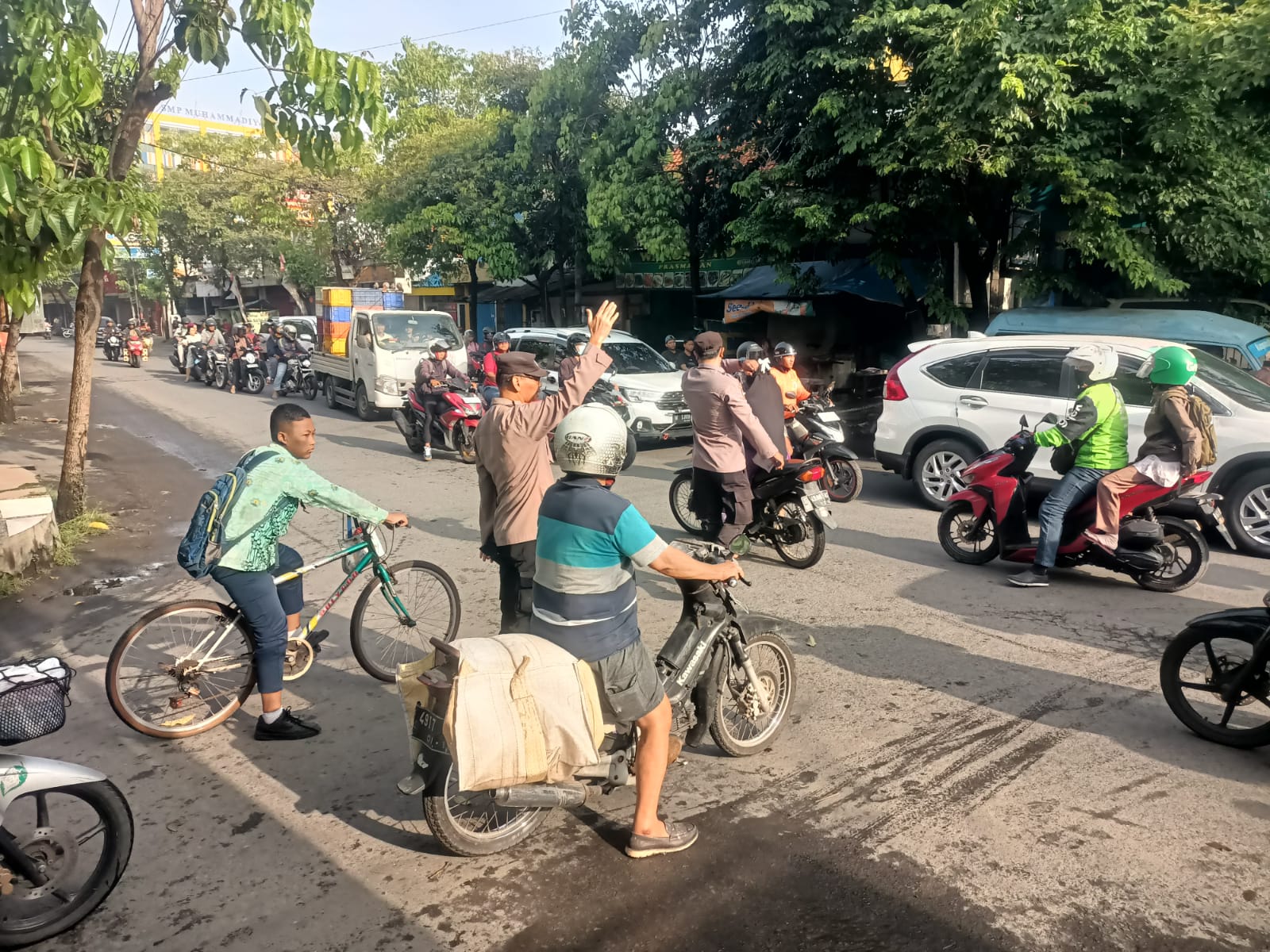 TERTIB: Personel Polresta Sidoarjo mengatur arus lalu lintas di sejumlah kawasan di Sidoarjo.