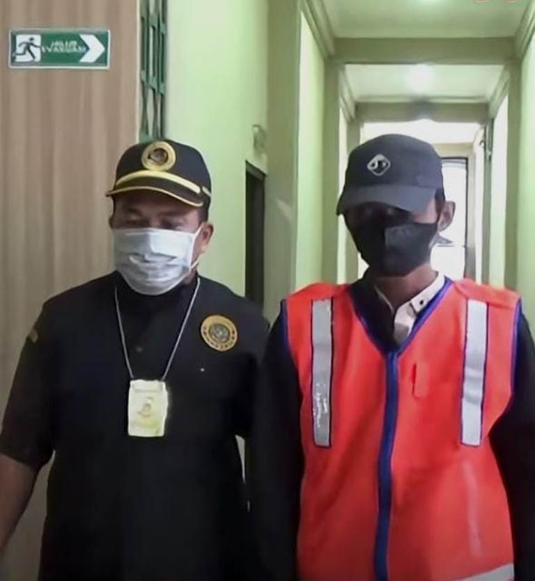 DIAMANKAN: Pelaku penyelundupan (kanan) saat di Kantor Barantin Jatim Juanda Sidoarjo.
